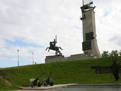 Орудия периода Великой Отечетсвенной  войны и мемориальная памятная доска в честь воинских соединений, принимавших участие  в освобождении г. Новгорода от немецко-фашистских захватчиков в январе 1944 года