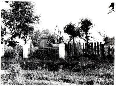 Братская могила советских воинов, погибших в боях с фашистами