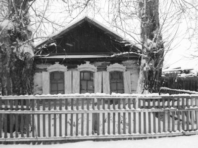 Деревянный жилой дом конца XIX века начала XX века с обильной пропильной резьбой по карнизам и наличниками