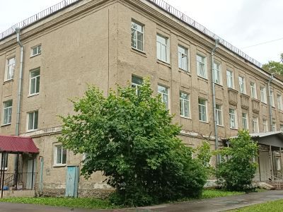 Здание, где осенью 1941 г. находился штаб 1-ой дивизии войск НКВД, принимавших участие в боях за Ленинград. На здании установлена памятная доска