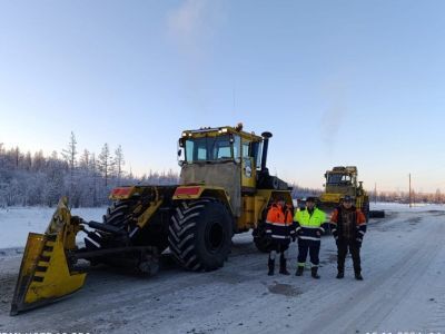 Дорожная техника выехала на пробивку автозимника «Мома» в Якутии