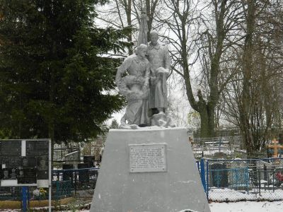 Воинское кладбище, где захоронено 3837 воинов Советской Армии, погибших в 1941-1943 гг., при освобождении района от немецко-фашистских захватчиков. Установлена скульптура