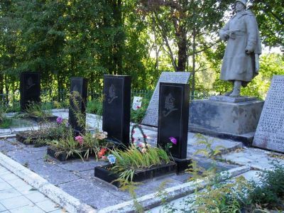 Братская могила воинов Советской Армии, погибших в 1944 г.