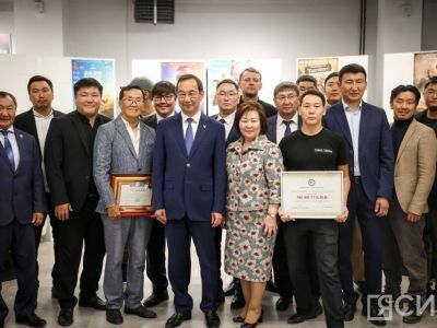 Айсен Николаев вручил якутским режиссерам по 300 тысяч рублей на продвижение фильмов