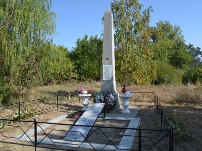 Братская могила советских воинов, погибших в период Сталинградской битвы