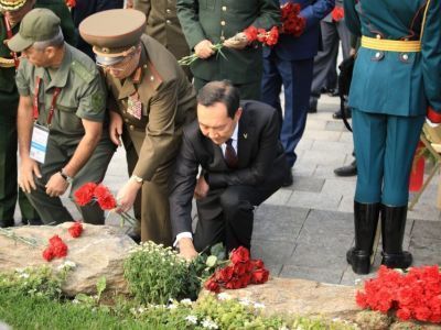 Айсен Николаев возложил цветы к памятнику «Матерям победителей» в Москве