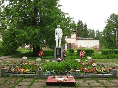 Братское захоронение советских воинов, погибших в 1941-44 гг.