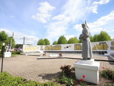 Мемориальный комплекс  на братской могиле советских воинов, погибших при взятии города Даркемена в январе 1945 года