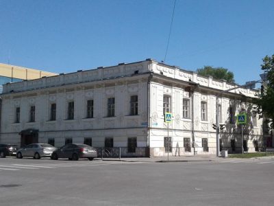 Купеческий особняк, построен в классическом стиле, имеет интересные оконные проемы