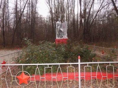 Братская могила воинов Советской Армии, погибших в марте 1943 года