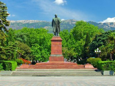 Памятник В.И.Ленину (скульптор П.П.Яцыно, архитектор А.С.Фомин)