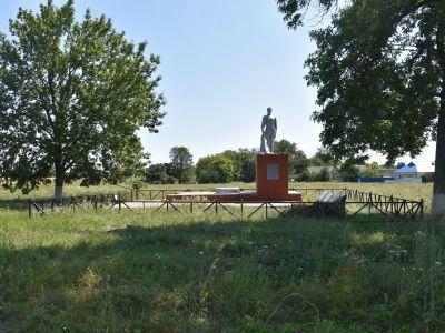 Братская могила советских воинов, погибших в боях с фашистскими захватчиками в 1943 году. Захоронен 181 человек, имена 138 человек установлены. Скульптура советского воина