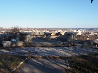 Место расположения главной линии обороны в 1854-1855 гг. на Корабельной стороне. Мемориальная стенка между 1-м и 3-м бастионами
