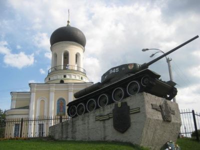 Памятный знак, установленный в честь защитников Наро-Фоминска от фашистских захватчиков в период битвы за Москву, в 1941 г. - танк "Т-34"