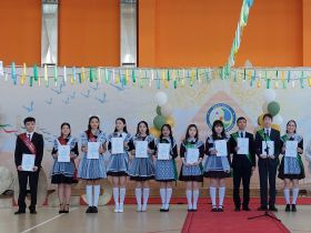 Сергей Местников поздравил с последним звонком выпускников «Айыы кыhата»