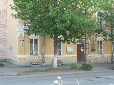 Дом, на котором 12 февраля 1944 г. было водружено Красное Знамя в честь освобождения города от немецко-фашистских захватчиков. На доме установлена памятная доска