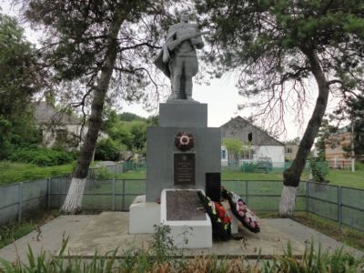 Братская могила советских воинов, погибших в боях с фашистскими захватчиками