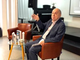 Секретарь СЖР Рафаэль Гусейнов выступил перед московскими старшеклассниками