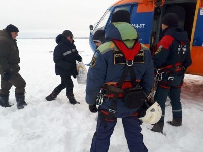 Спасатели эвакуировали экипажи судов, вставших на отстой на реке Индигирке (обновлено)