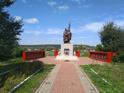 Братская могила советских воинов, погибших в боях с фашистскими захватчиками в 1943 году. Захоронено 25 человек, имена установлены