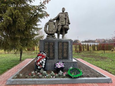 Братская могила воинов Советской Армии, погибших в феврале 1943 года. Захоронено 99 человек, установлено фамилий на 65 человек. Скульптура установлено в 1963 году