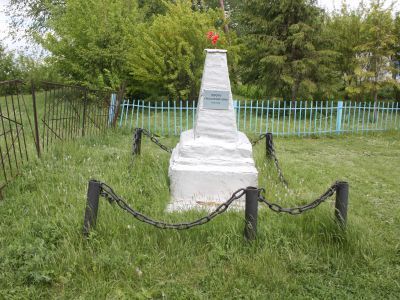 Братская могила восставших крестьян (с обелиском)