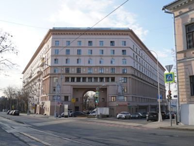 Жилой дом Военно-инженерной академии им. В.В. Куйбышева, 1933 - 1940 гг., архитектор И.А. Голосов, скульптор А.Е. Зеленский