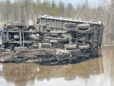 Водитель пострадал при опрокидывании большегруза в Намском районе