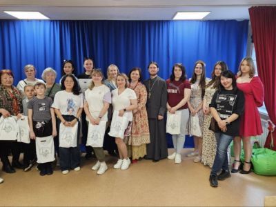 В Мирном отметили День славянской письменности и культуры: запускали голубей, учились каллиграфии, плели косы