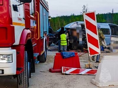 Микроавтобус и грузовой автомобиль столкнулись в Алданском районе