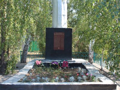 Братская могила советских воинов, погибших в боях с фашистскими захватчиками в 1943 году. Захоронено 12 человек, имена установлены. Обелиск