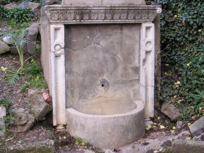 Фонтан мраморный в античном стиле