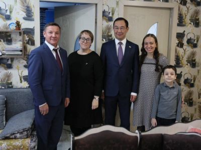 Семью военнослужащего посетил глава Якутии в Алдане