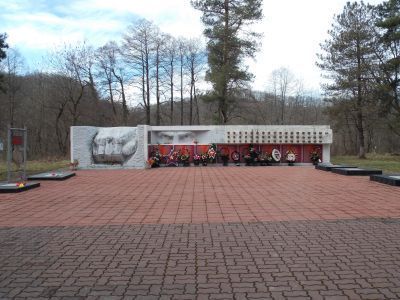 Братская могила советских воинов, погибших в боях с фашистскими захватчиками