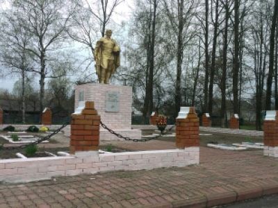 Братская могила советских воинов, погибших в боях с немецко-фашистскими захватчиками