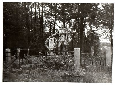 Братская могила советских воинов, погибших в боях с фашистами