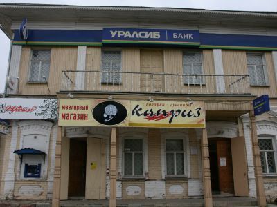 Жилой дом с лавками