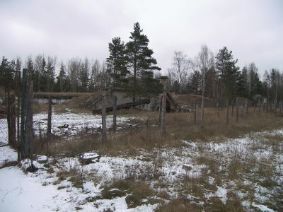 Блиндаж, где находился командный пункт артиллерийской батареи и помещение для укрытия артиллеристов (бетонированное сооружение)