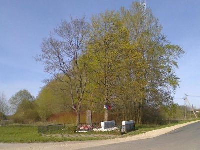 Братское захоронение советских воинов, погибших в 1941-44 гг., в том числе – Герой Советского Союза Вересов В.И. (1913-1941)