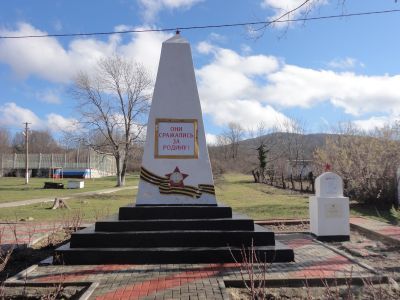 Братская могила 4 советских летчиков, погибших в бою с фашистскими захватчиками