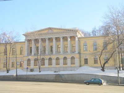 Главный дом усадьбы с пандусом в сад, интерьеры с живописью плафонов