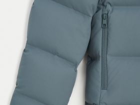 Пуховик с воротником-стойкой и капюшоном