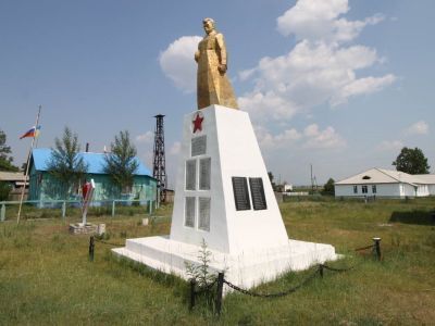 Памятник воинам-землякам, погибшим на фронтах Великой Отечественной войны