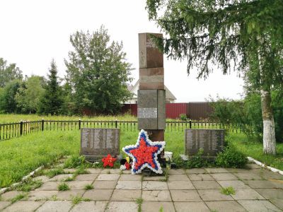 Братская могила советских воинов
