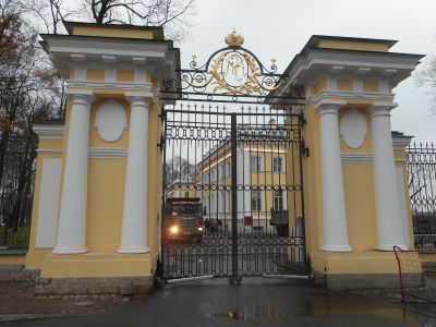 Ограда регулярной части парка с тремя воротами