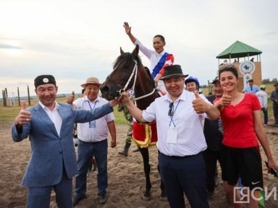 Скакун из Якутска Йортен завоевал 2,5 миллиона рублей на скачках Ысыаха Туймаады