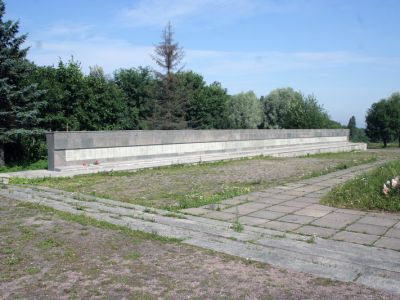 Братское захоронение советских воинов, погибших в 1941-44 гг.; обозначено более 2500 фамилий погибших, в том числе 4 Героя Советского Союза – Пальчиков С.П., Рытов Н.А., Скуридин А.К., Спирин А.И.