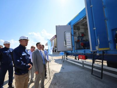 Глава Якутии ознакомился с работой первого в регионе передвижного газозаправщика