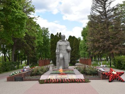 Братская могила советских воинов, погибших в боях с фашистскими захватчиками в 1943 году. Захоронено 77 человек, имена 21 человека установлены. Скульптура советского воина. Вечный огонь