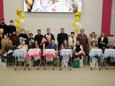 В Якутске состоялась торжественная выписка родившихся в День Матери малышей